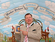 Bürgermeister Josef Schmid hatte ins Zelt von Wirtesprecher Toni Roiderer eingeladen (©Foto: Martin Schmitz)